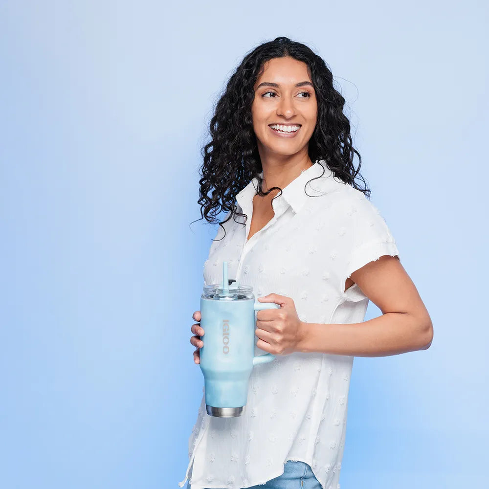 Woman holding Igloo Travel Mug in tye dye blue.