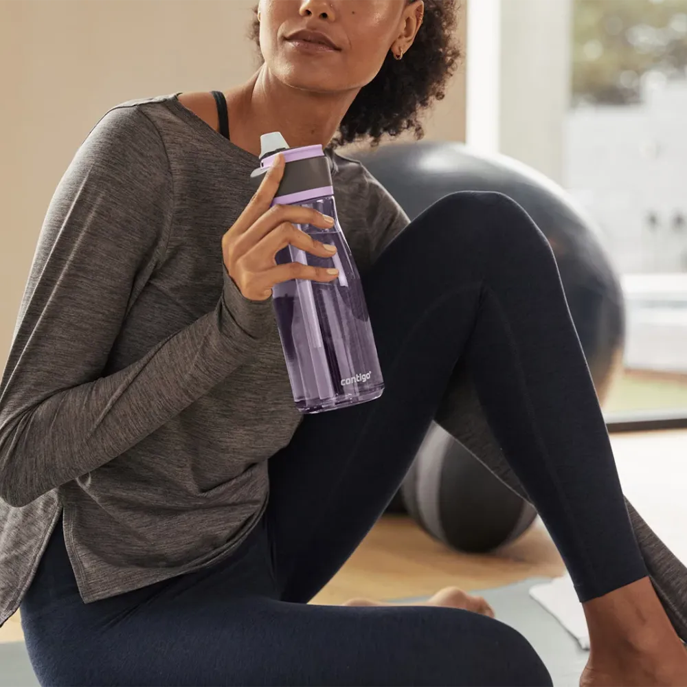 Woman drinking from Contigo Ashland 2.0 32 oz bottle in Lavender while working out. 
